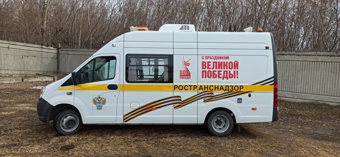 На служебные автомобили МТУ Ространснадзора по СФО нанесены официальные логотипы и символика 80-летия Победы в Великой Отечественной войне